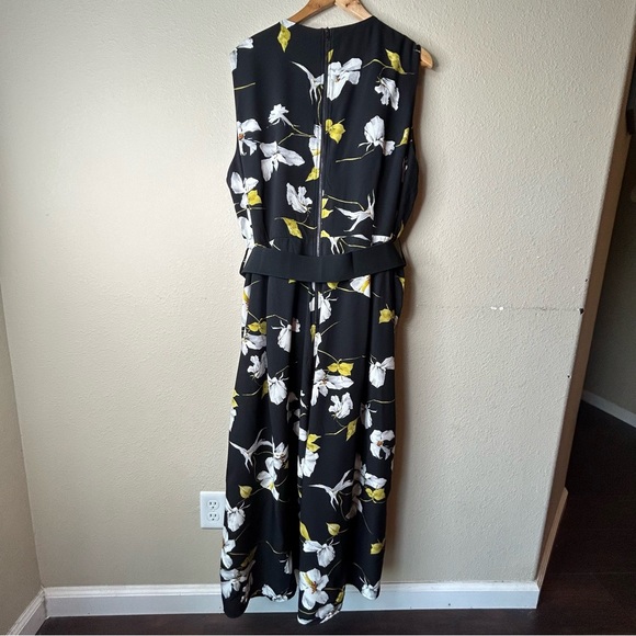 CITY CHIC NWT Jumpsuit Crepe Floral Capri Length Sleeveless Split Neck Sz XXL/24 - Picture 9 of 9
